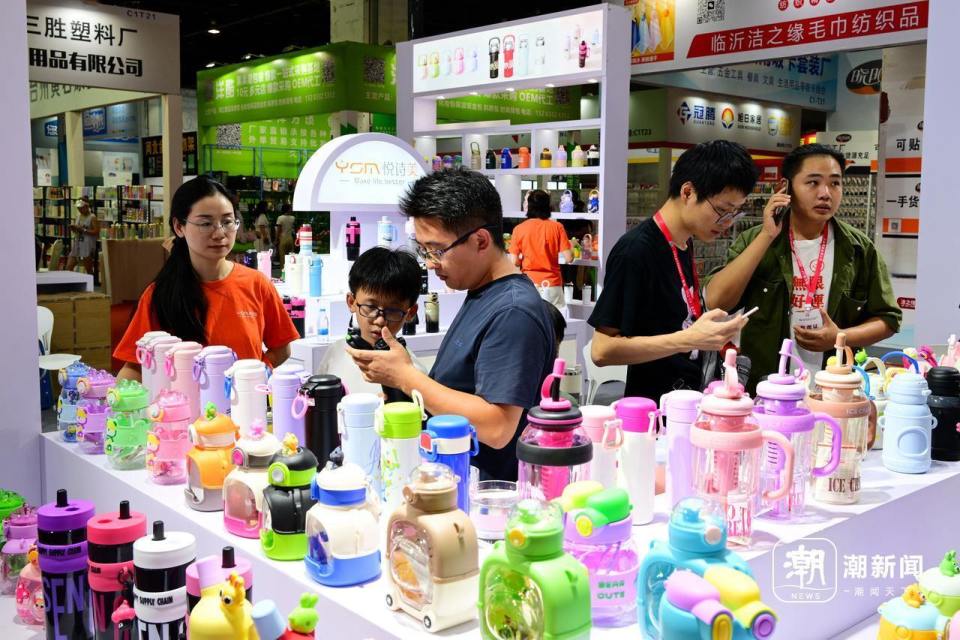 全球客商云集义乌，科技创新引领日用百货新风潮——2024博览会人气火爆观察
